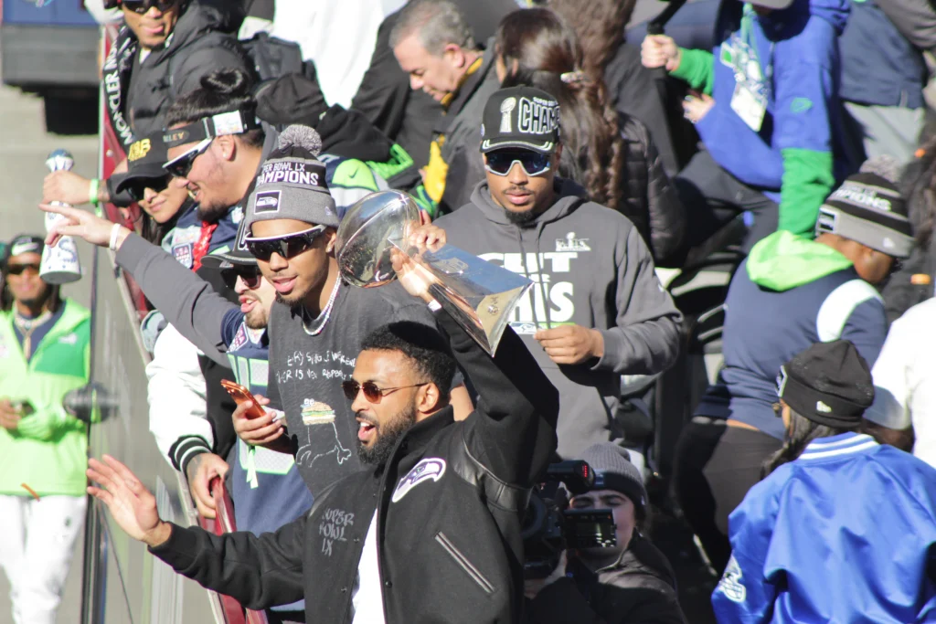 Jugadores de los Seattle Seahawks celebran en el campo tras ganar el Super Bowl LX.
