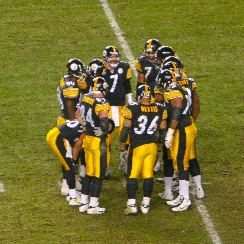 Jaylen Warren, corredor de los Pittsburgh Steelers, celebra tras una jugada ante los Cincinnati Bengals en el Acrisure Stadium.