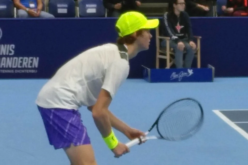 Jannik Sinner levanta el trofeo del Monte Carlo Masters 2026 tras vencer a Carlos Alcaraz en la final.