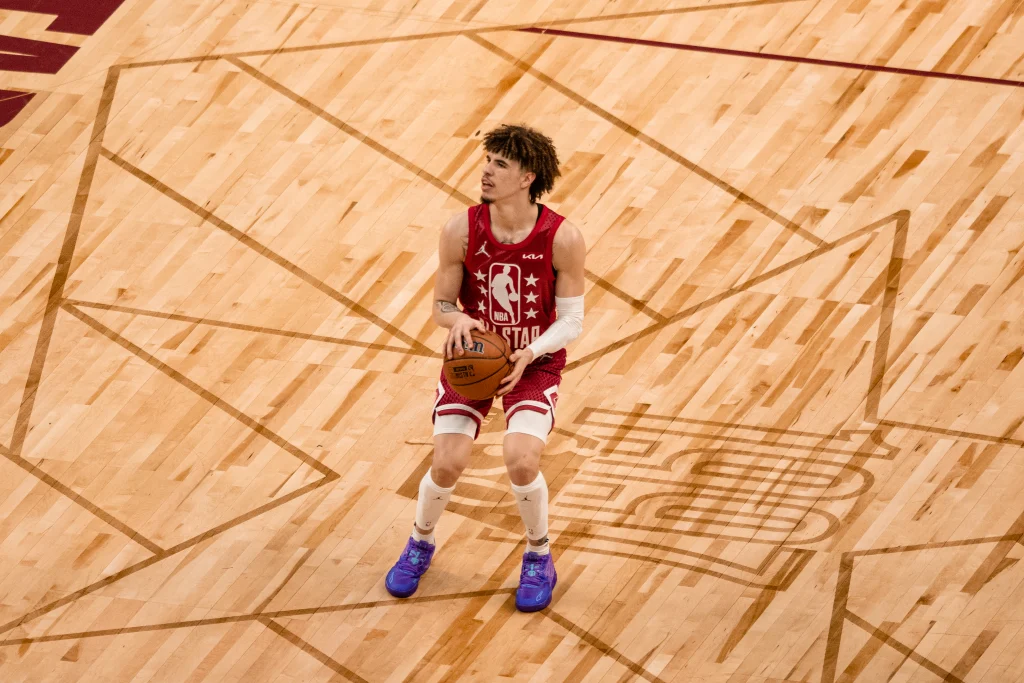 LaMelo Ball con la camiseta de Minnesota Timberwolves durante un partido de la NBA.