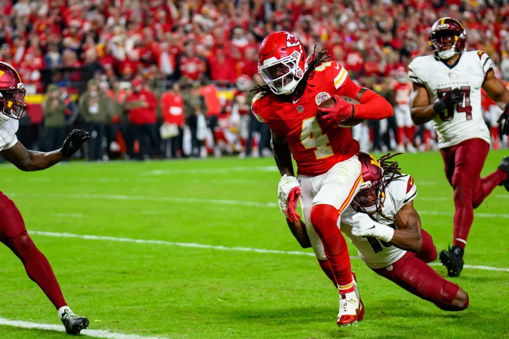 Tyler Owens, safety de los Washington Commanders, durante un partido de la NFL.