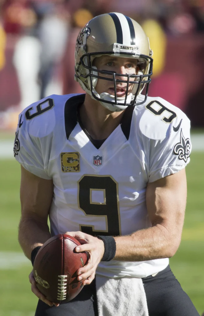 Tyler Shough, quarterback de New Orleans Saints, en acción durante un partido de la NFL.
