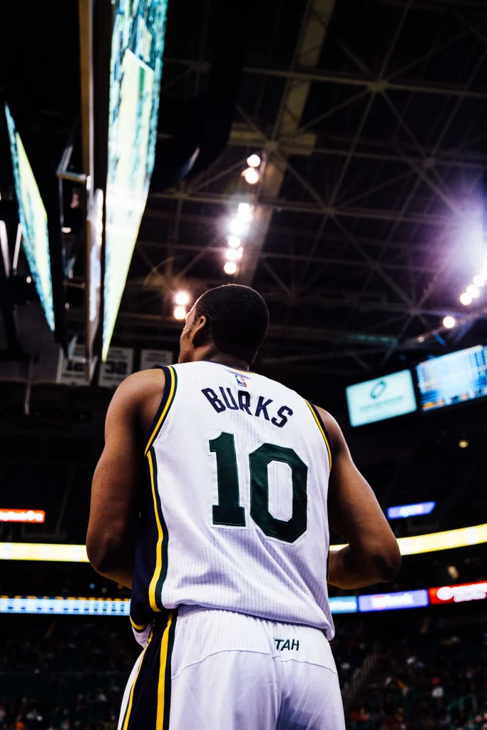 Los jugadores de Utah Jazz Keyonte George, Jaren Jackson Jr. y Lauri Markkanen durante un partido de la NBA.