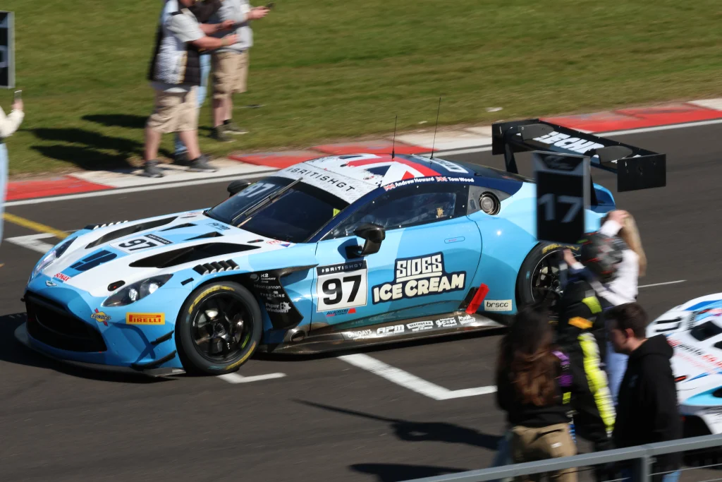 Fernando Alonso con el mono de Aston Martin en un circuito de Fórmula 1.