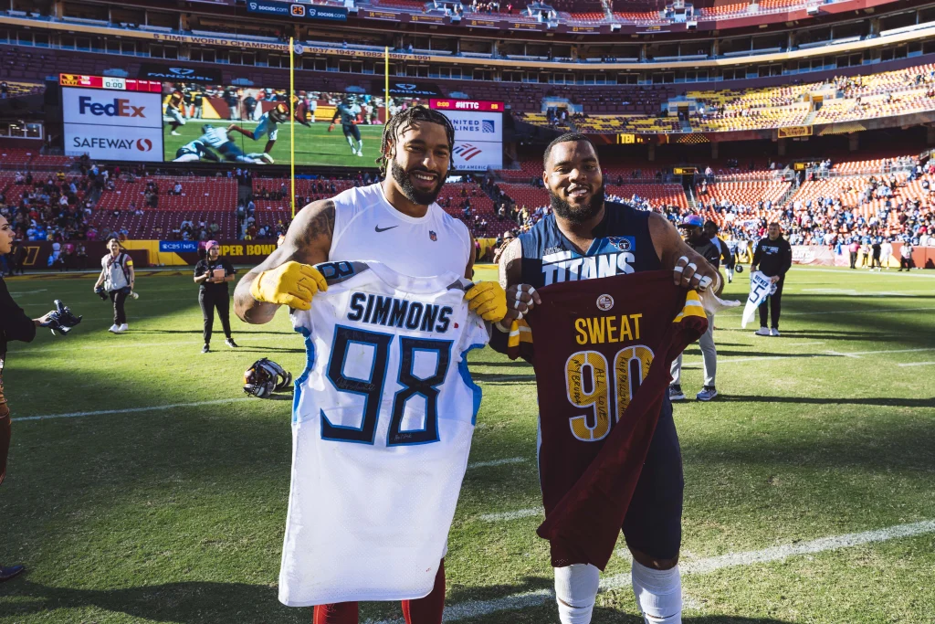 Jeffery Simmons con el uniforme de los Tennessee Titans durante un partido de la NFL.