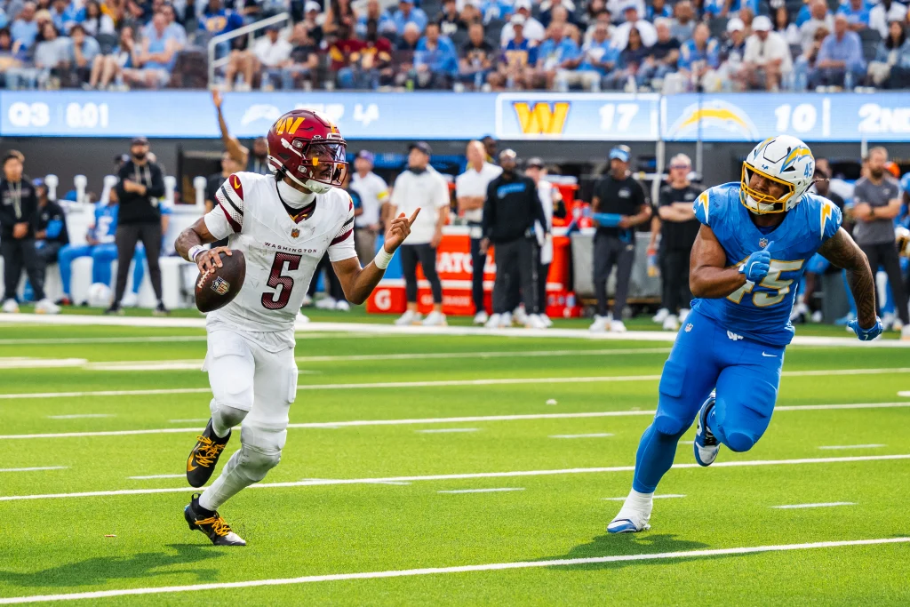 Jayden Daniels, mariscal de campo de los Washington Commanders, en acción durante un partido de la NFL.