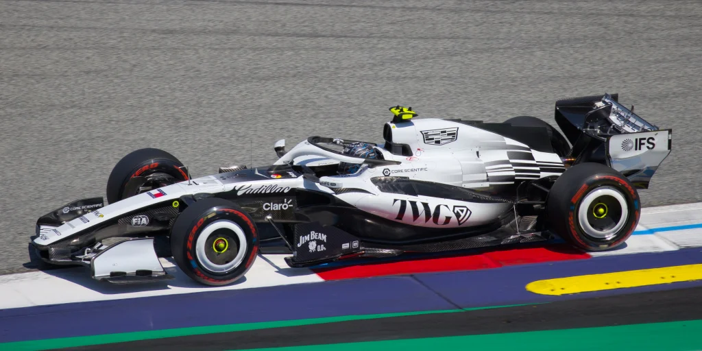 Valtteri Bottas con el casco y el mono de Cadillac F1 durante una sesión de clasificación.