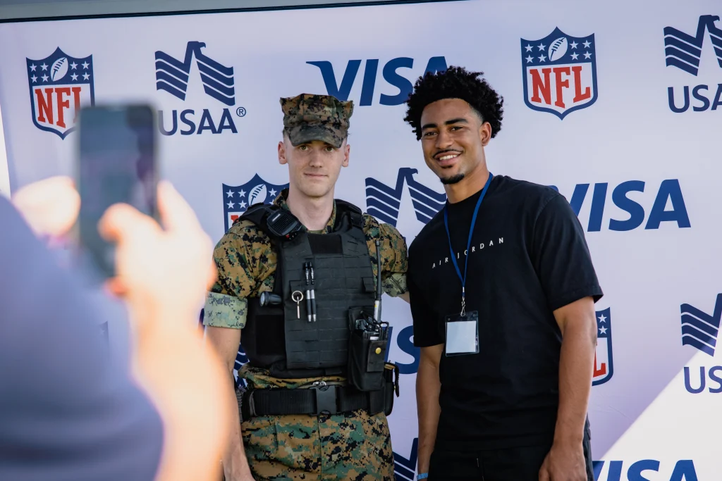 Bryce Young lanzando un pase con la camiseta de Carolina Panthers durante un partido de la NFL.