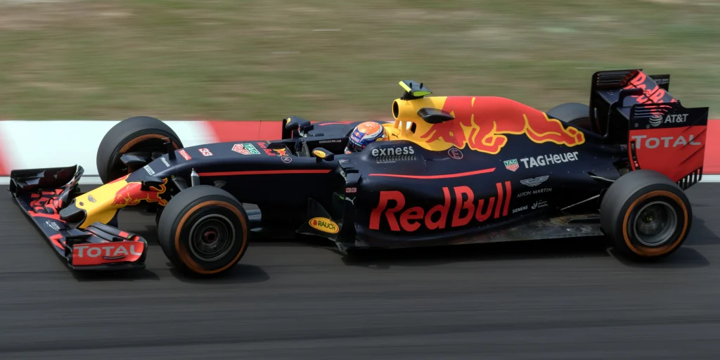 Max Verstappen celebra en el podio del circuito de Sepang tras ganar el Bahrain Grand Prix en Malasia.