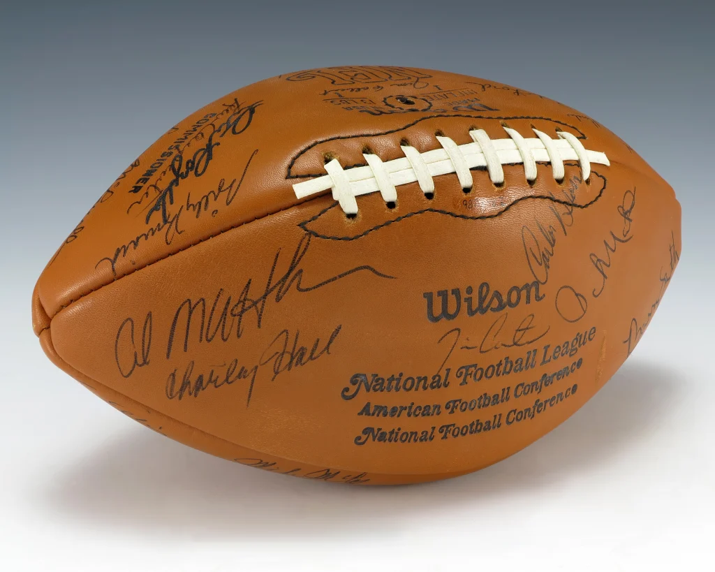 Christian Watson, receptor de los Green Bay Packers, corriendo con el balón en un partido de la NFL.
