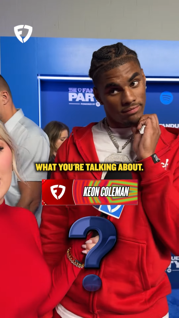 Keon Coleman, receptor de los Buffalo Bills, celebrando una recepción durante un partido de la NFL.