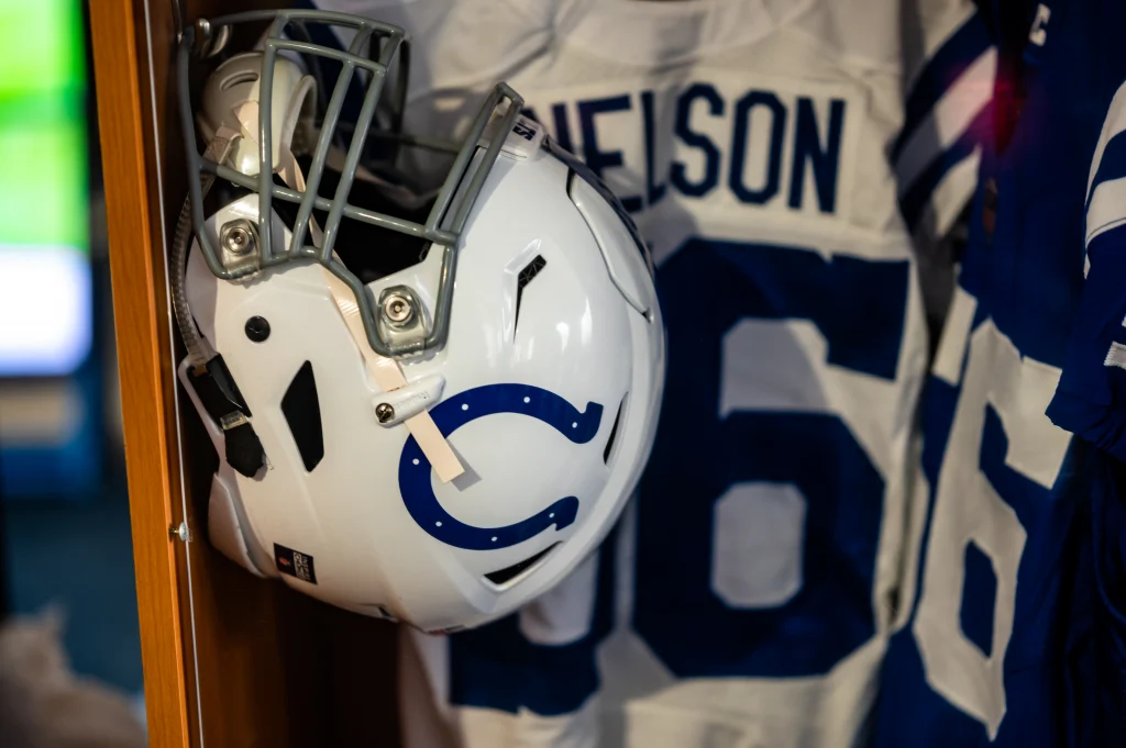 Quenton Nelson con la camiseta de los Indianapolis Colts durante un partido de la NFL.