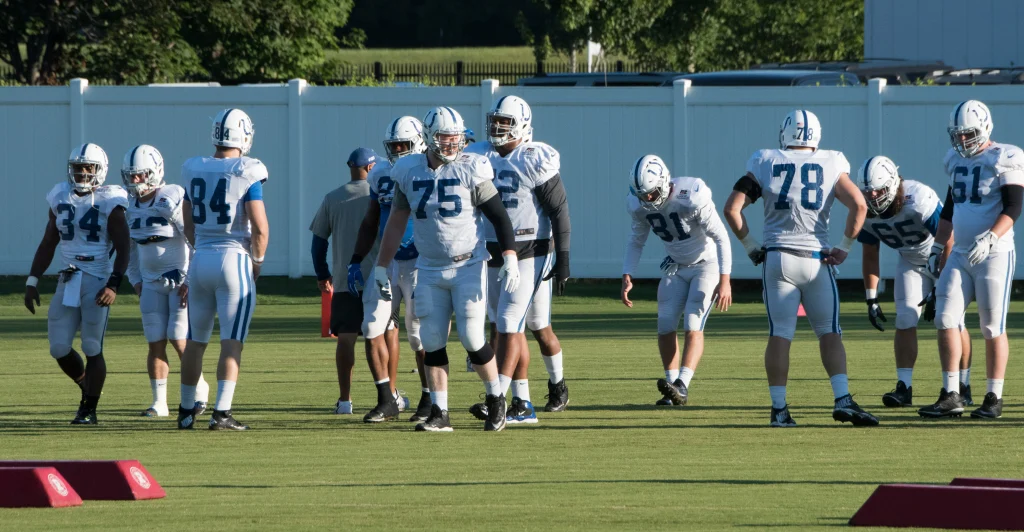 Chris Ballard, gerente general de Indianapolis Colts, durante una práctica del equipo.