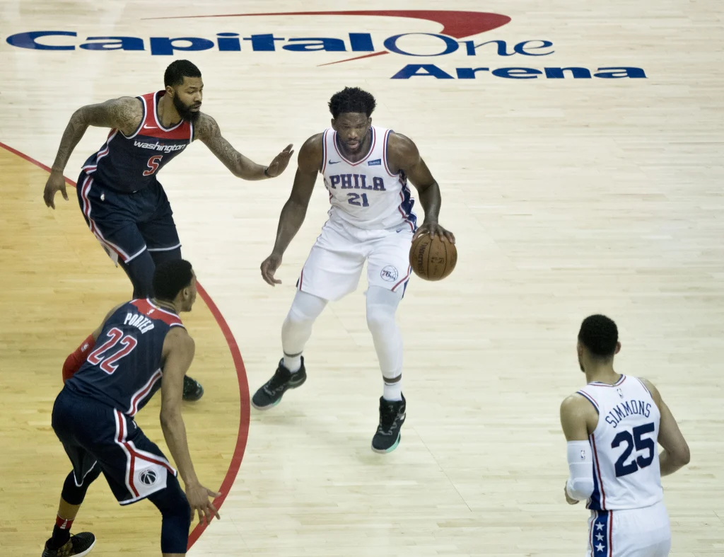 Joel Embiid vistiendo la camiseta de Philadelphia 76ers en un partido de la NBA.