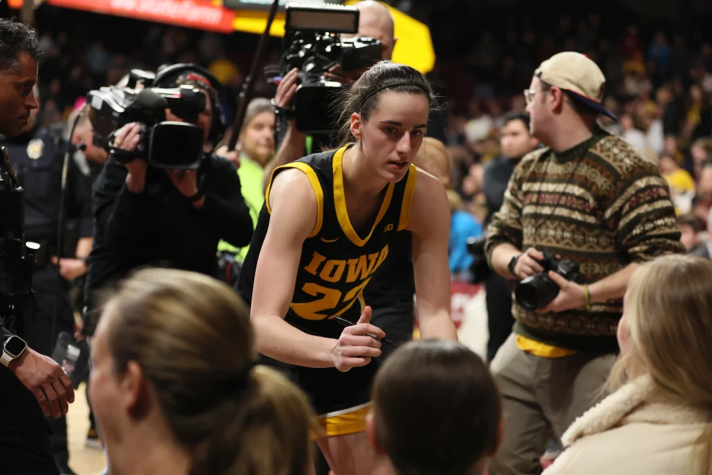 Caitlin Clark, de Indiana Fever, en un partido de la WNBA.