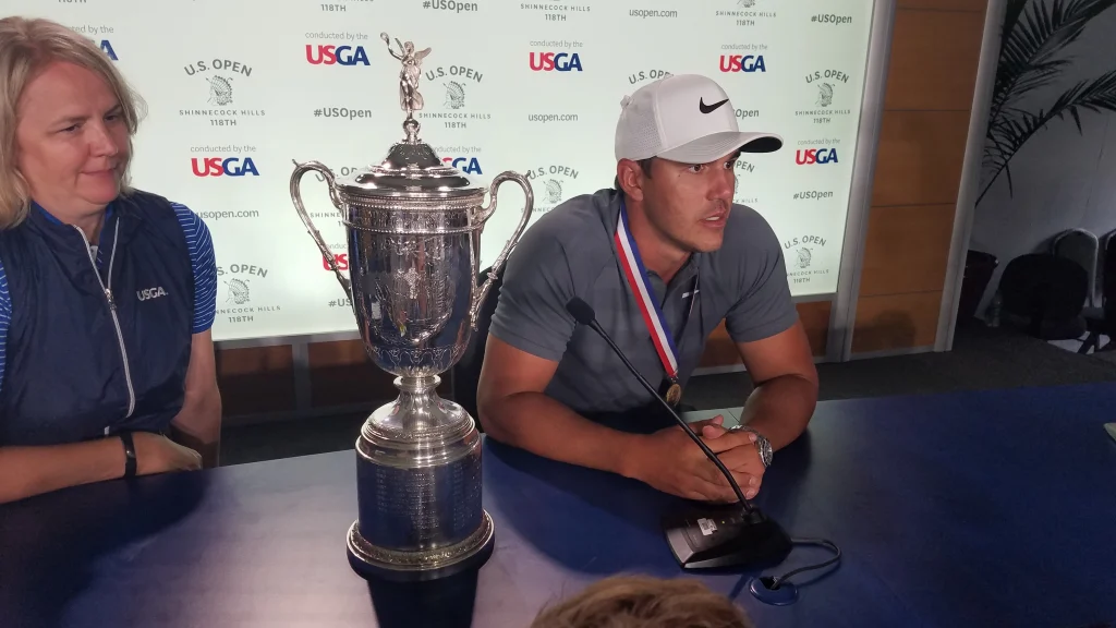 Jackson Koivun durante un torneo de golf universitario con la indumentaria de Auburn Tigers.