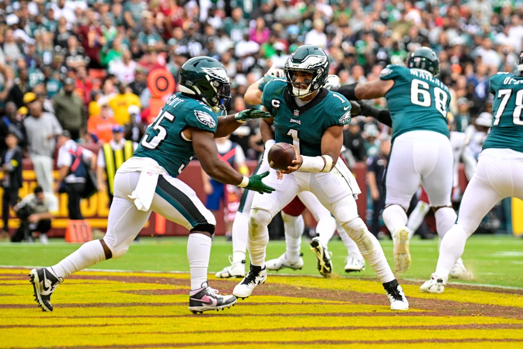 Jalen Hurts, quarterback de los Philadelphia Eagles, en acción durante un partido de la NFL.