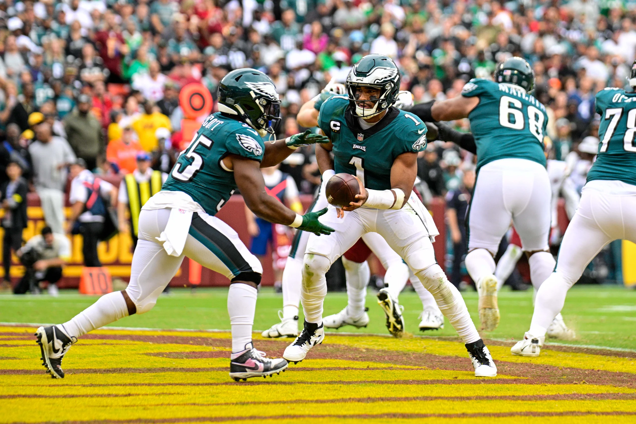 Jalen Hurts, quarterback de los Philadelphia Eagles, en acción durante un partido de la NFL.