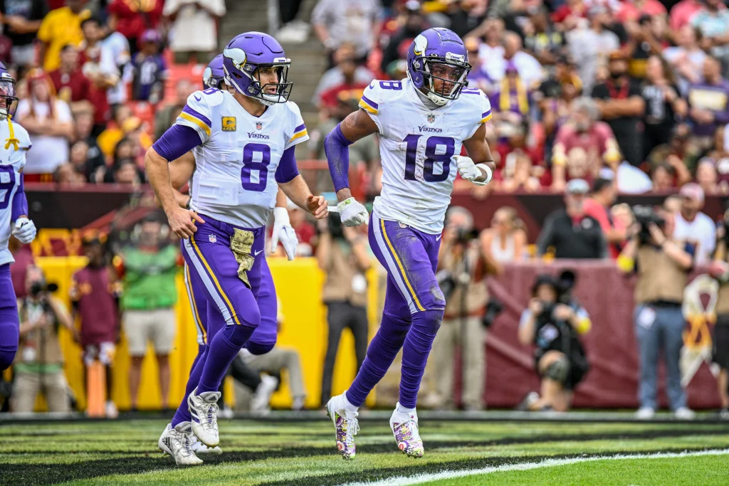 Justin Jefferson, receptor de Minnesota Vikings, festejando una atrapada de touchdown durante un partido de la NFL.