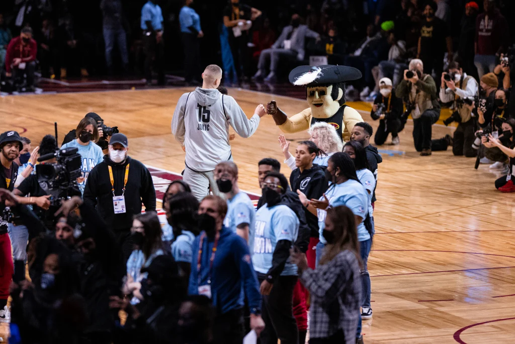 Nikola Jokic, de Denver Nuggets, observa la cancha durante un partido de pretemporada de la NBA.
