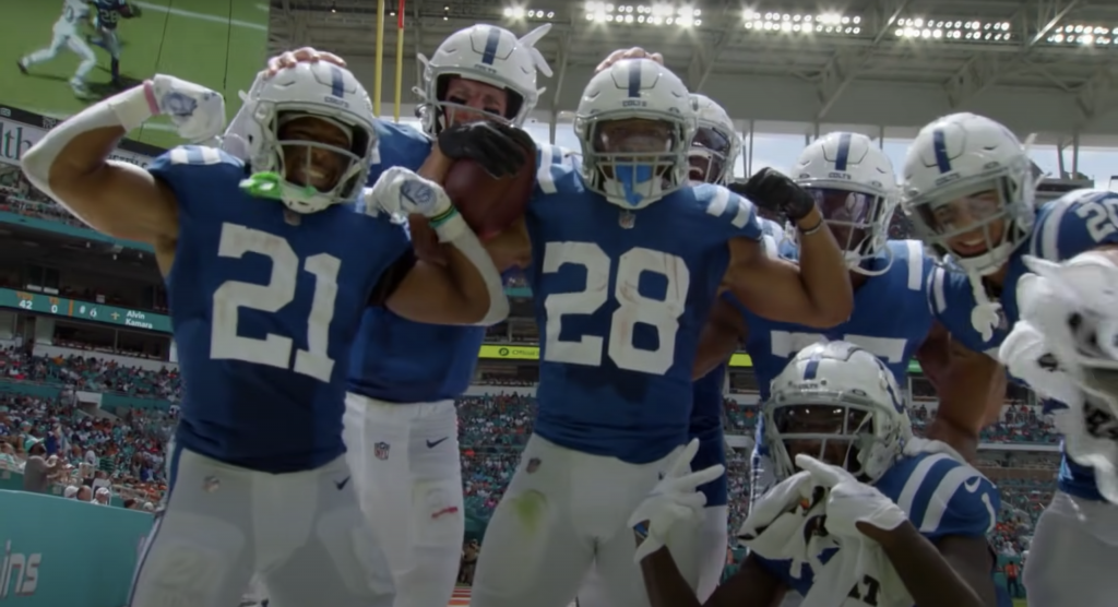 Jonathan Taylor celebrando un touchdown con la camiseta de Indianapolis Colts.