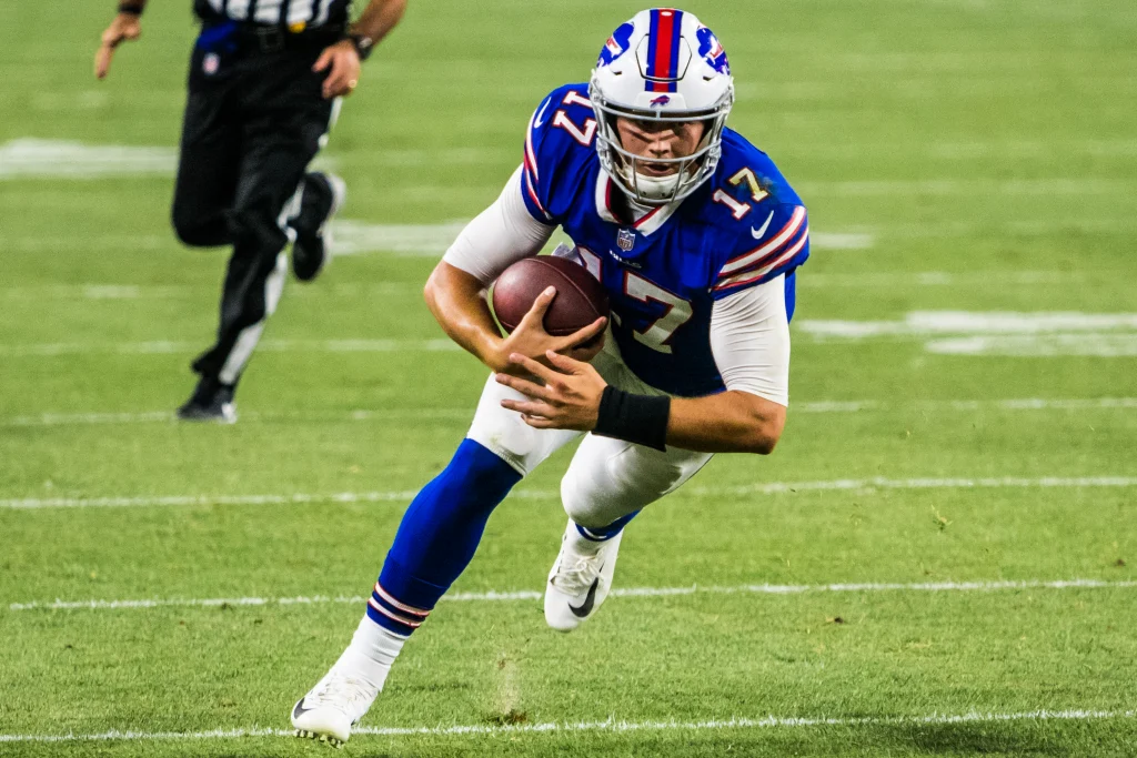 Josh Allen, quarterback de Buffalo Bills, observa el campo durante un partido de la NFL.