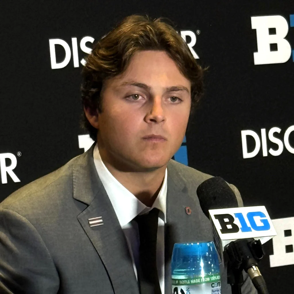 Julian Sayin, quarterback de Ohio State, en el campo de juego durante un partido de los Buckeyes.