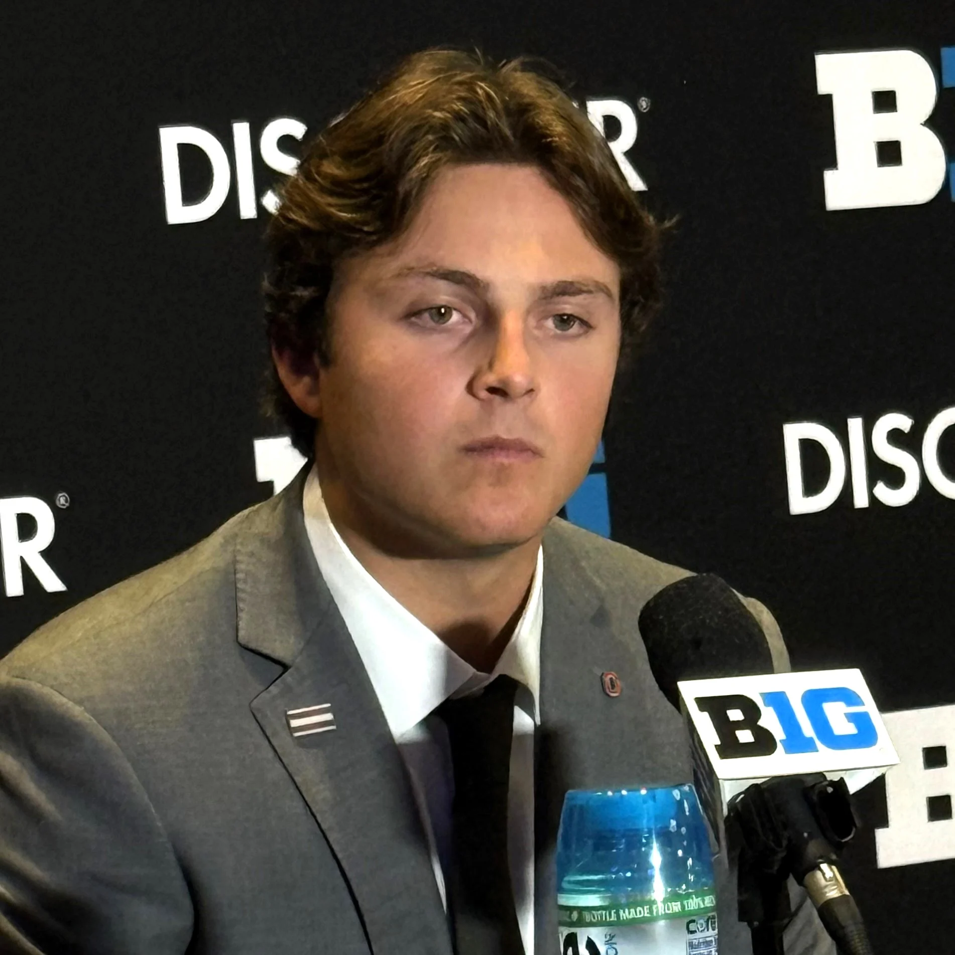 Julian Sayin, quarterback de Ohio State, en el campo de juego durante un partido de los Buckeyes.