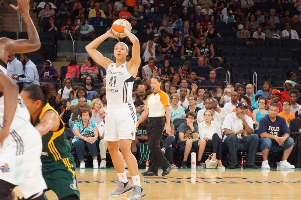 Kiah Stokes, pivote de las Golden State Valkyries, en acción durante un partido de la WNBA.