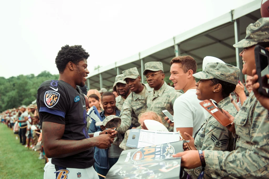 Lamar Jackson, quarterback de los Baltimore Ravens, en acción durante un partido de la NFL.