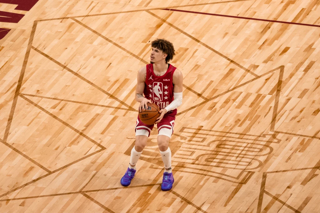 LaMelo Ball con la camiseta de Minnesota Timberwolves durante un partido de la NBA.