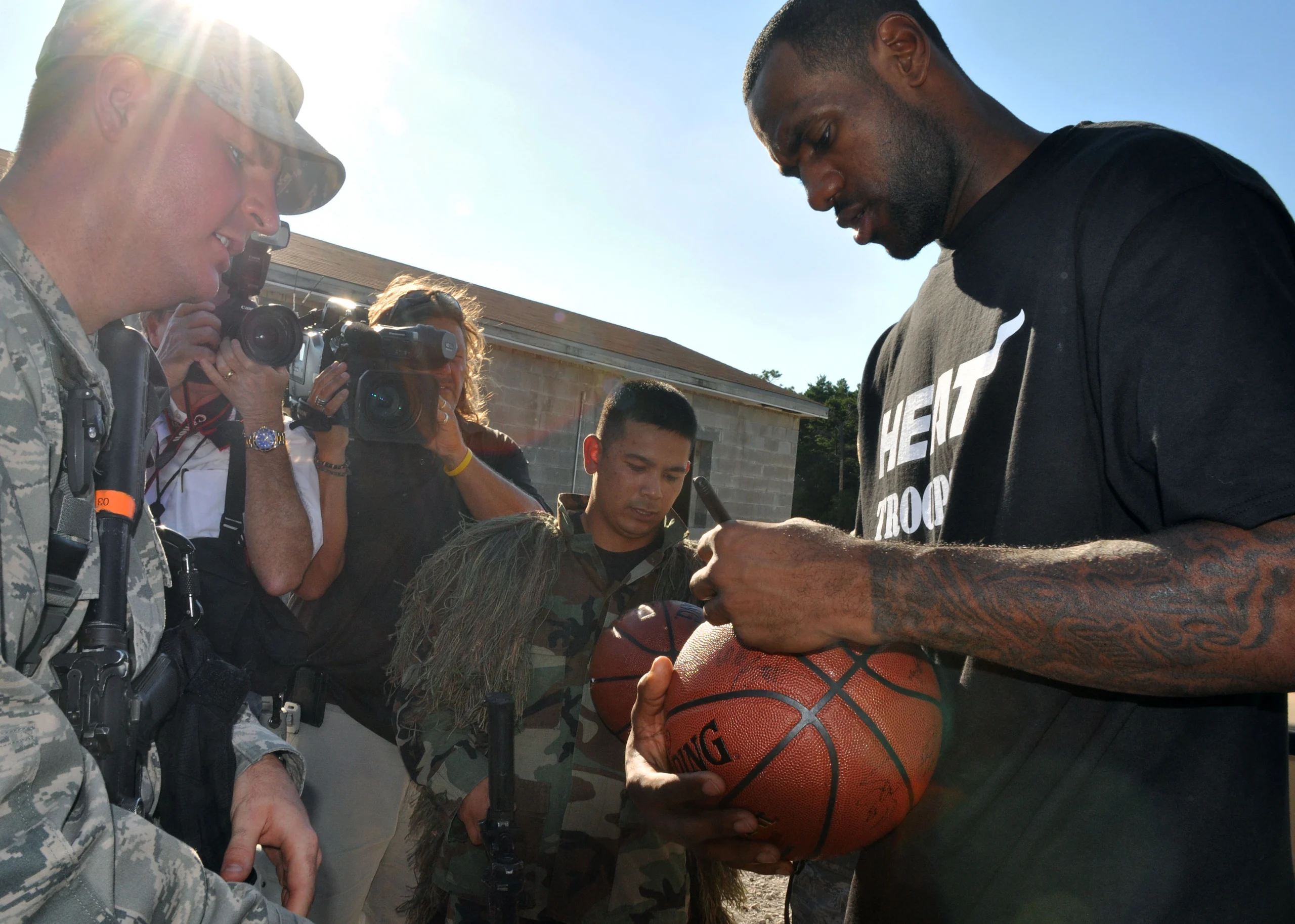 LeBron James con la camiseta de los Philadelphia 76ers durante un partido de la NBA