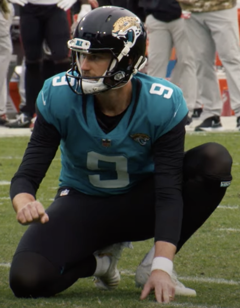 Logan Cooke, holder de los Jacksonville Jaguars, en acción durante un partido de la NFL.