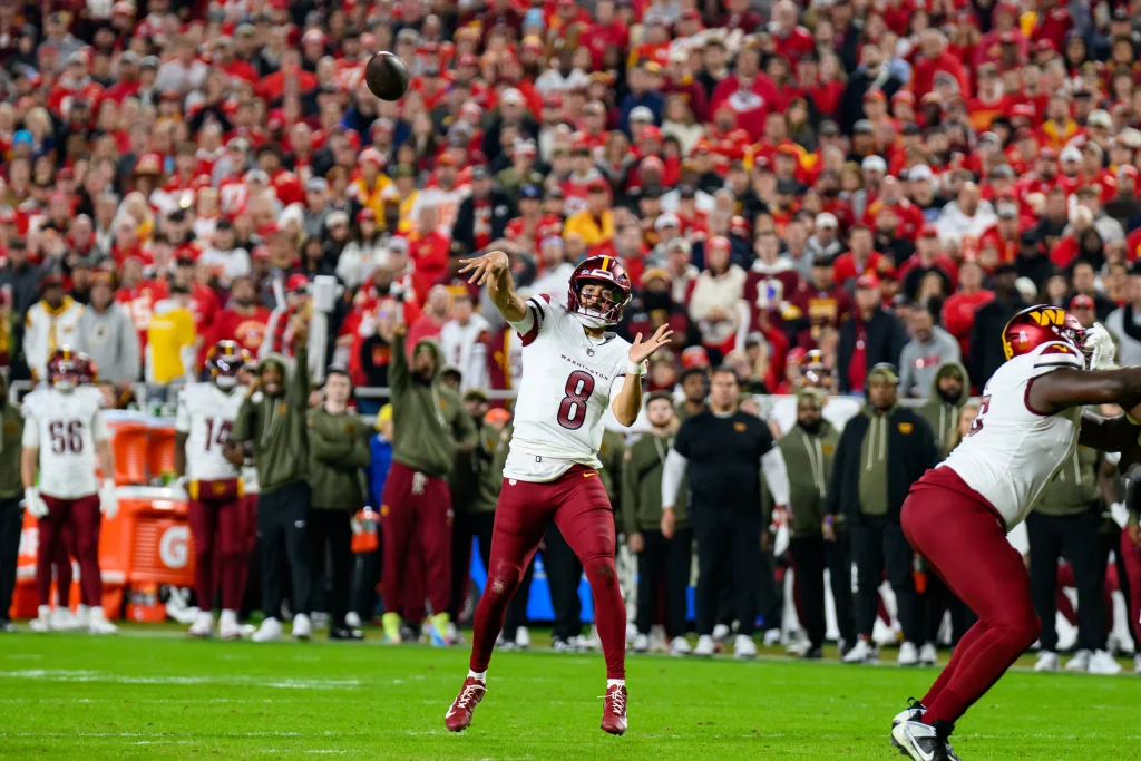 Marcus Mariota con el uniforme de los Washington Commanders durante un partido de la NFL.