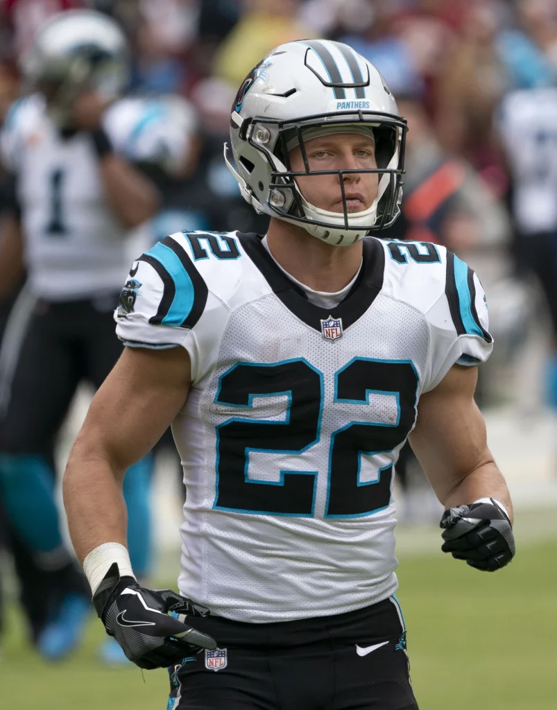 Christian McCaffrey, corredor de los San Francisco 49ers, con el uniforme del equipo durante un partido de la NFL.