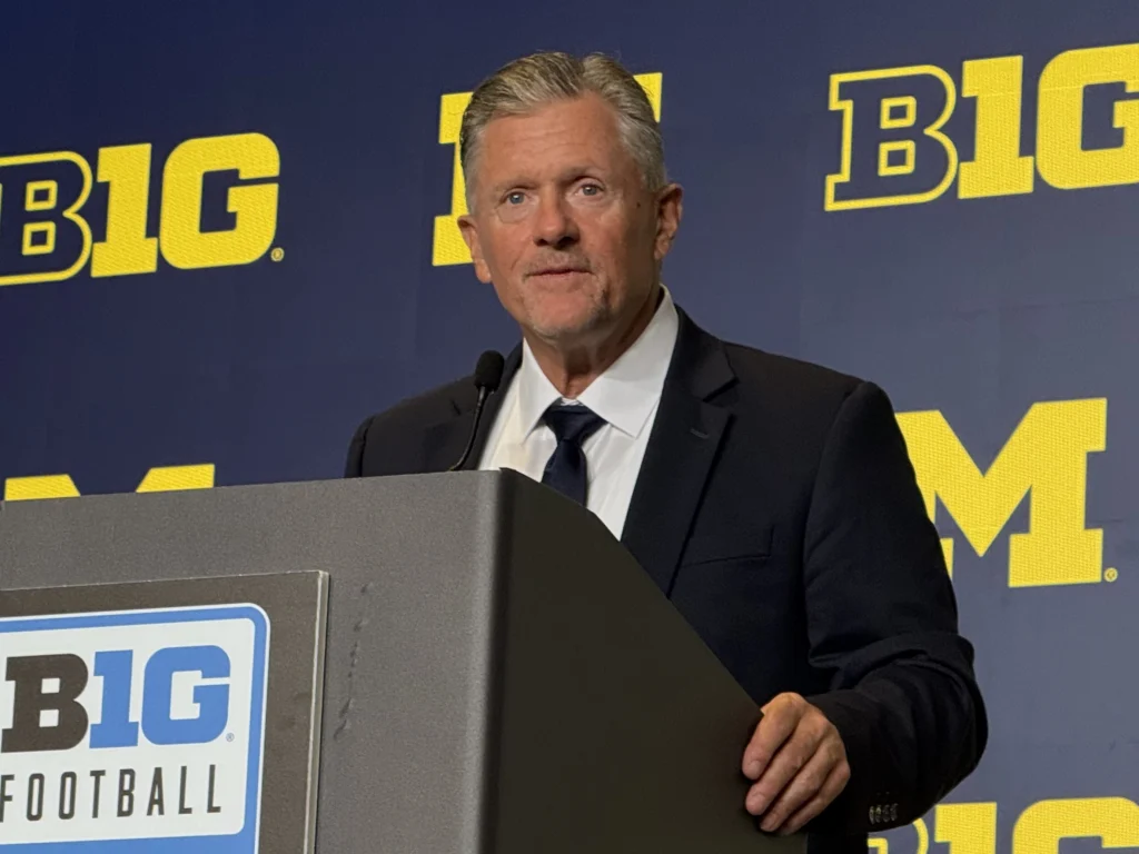 Kyle Whittingham en el Michigan Stadium durante un partido de la temporada 2026.