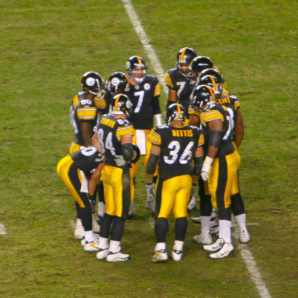 Mike Tomlin, ex head coach de los Pittsburgh Steelers, frente a una pantalla con su ciudad construida en Minecraft.