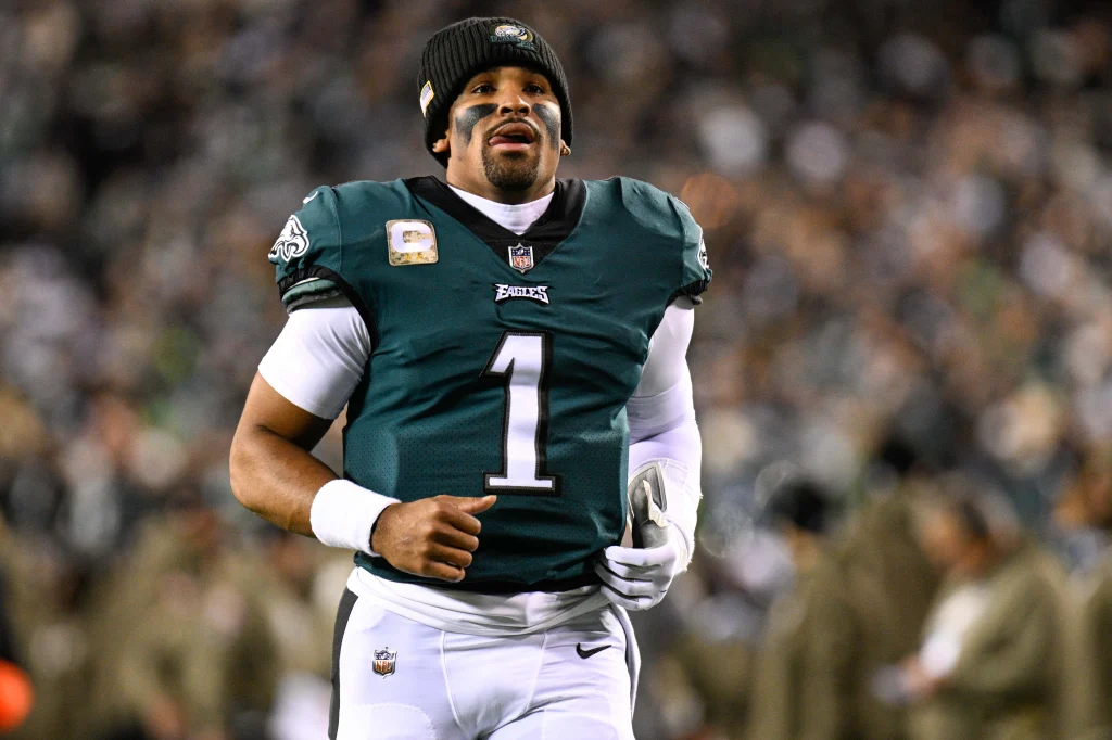 Jalen Hurts con el uniforme de los Philadelphia Eagles durante un partido de la NFL.