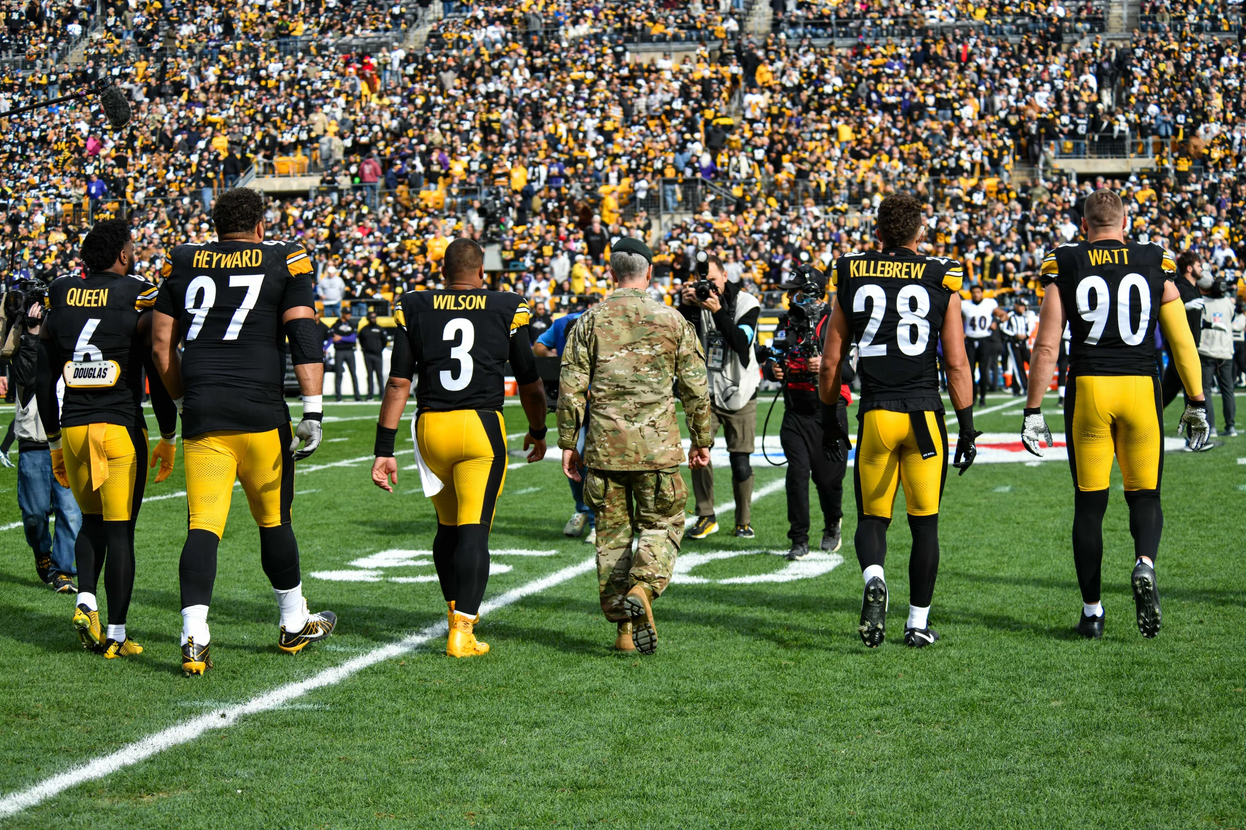 T.J. Watt, pass rusher de los Pittsburgh Steelers, durante un partido de la NFL.