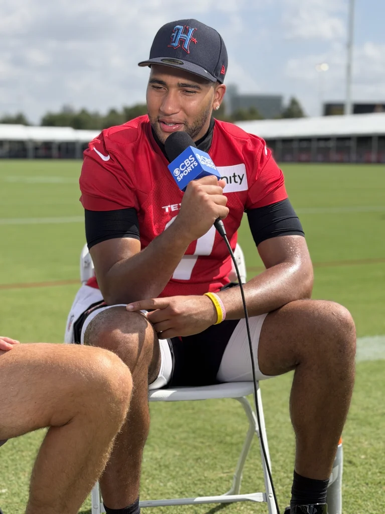 C.J. Stroud, mariscal de los Houston Texans, durante una jugada ofensiva.