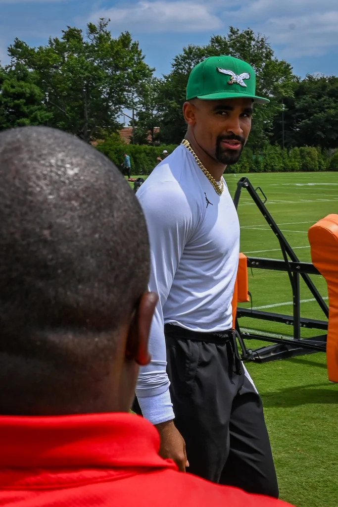 Jalen Hurts, mariscal de campo de los Philadelphia Eagles, durante un partido de la NFL.