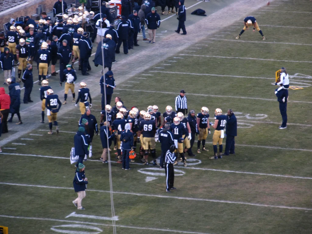 Jugadores de Georgia Bulldogs en el campo durante un partido de college football.