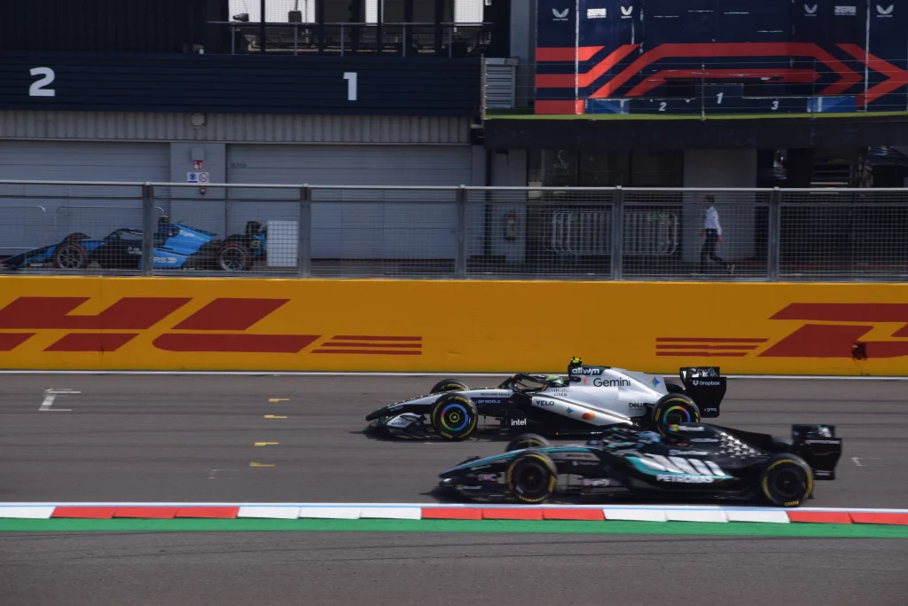 George Russell con el uniforme de Mercedes en un circuito de Fórmula 1