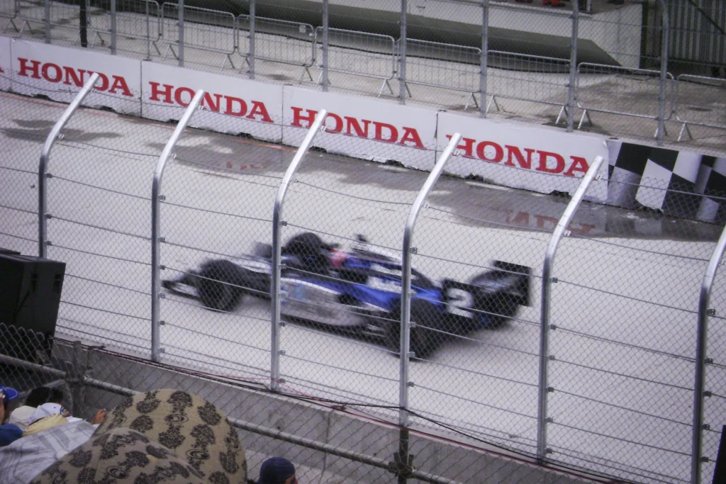 Gabriel Bortoleto con el casco puesto dentro del monoplaza de Audi en la Fórmula 1.