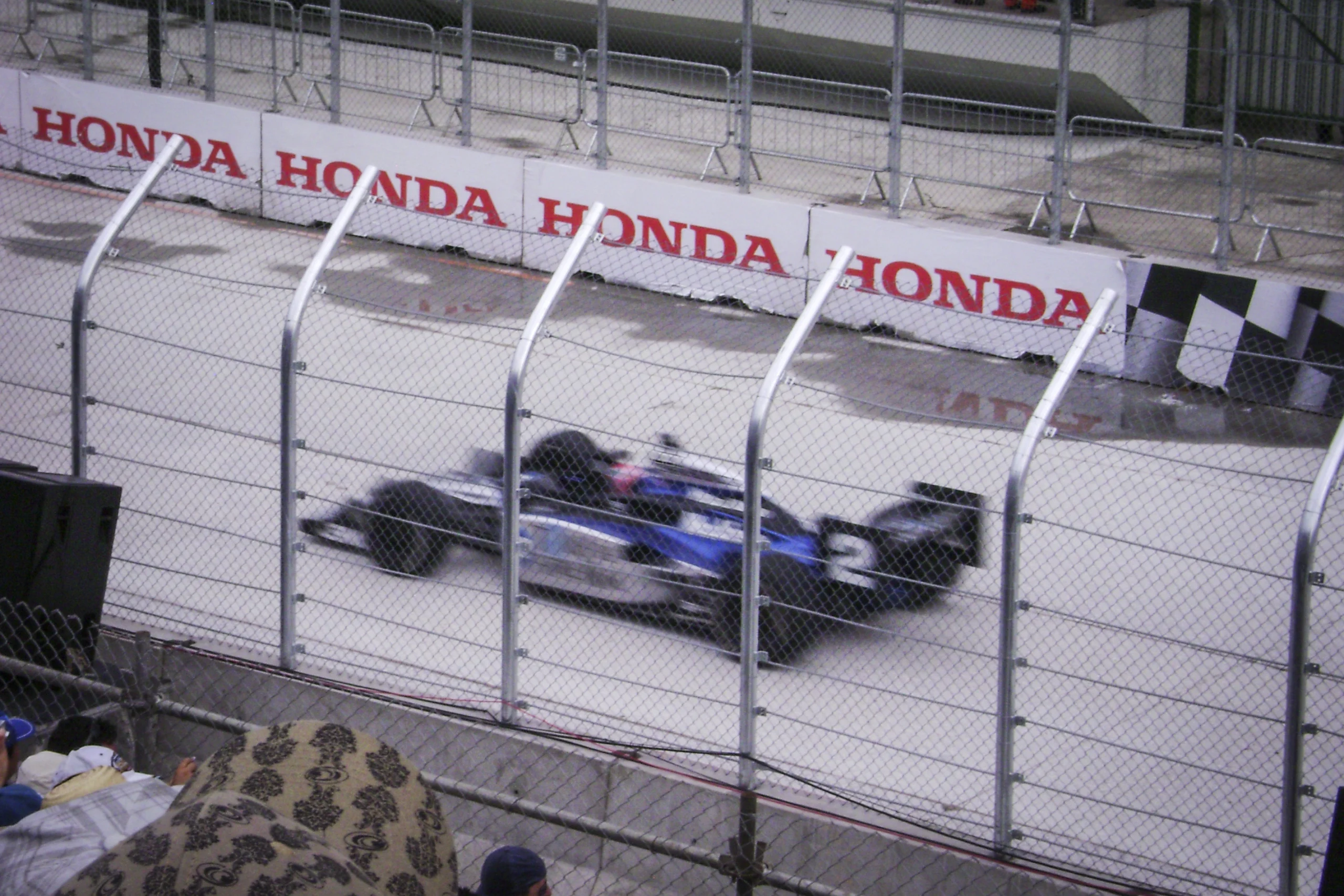 Gabriel Bortoleto con el casco puesto dentro del monoplaza de Audi en la Fórmula 1.