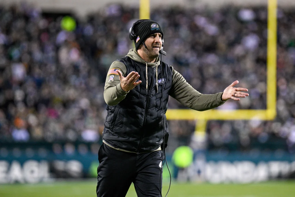 Nick Sirianni, head coach de Philadelphia Eagles, en el sideline durante un partido.