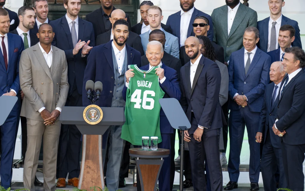 Jayson Tatum con la camiseta de los Boston Celtics durante un partido de la NBA.