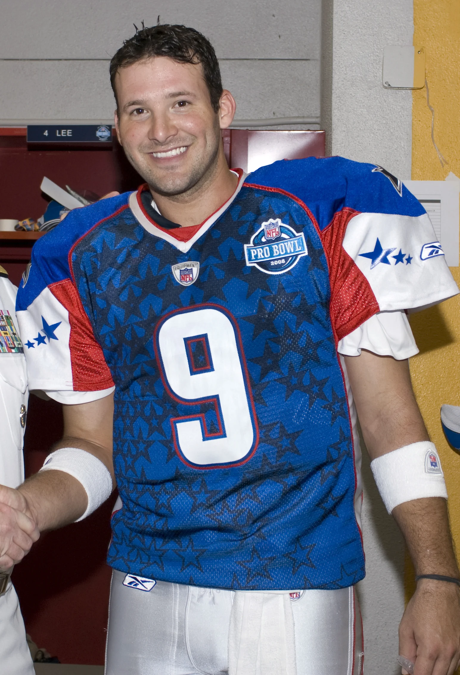 Tony Romo durante una transmisión de la NFL en CBS Sports junto a Jim Nantz.