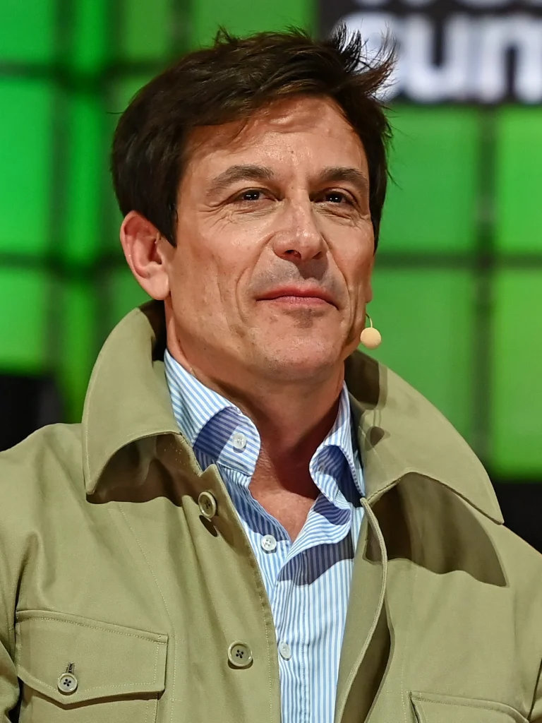 Toto Wolff, director de la escudería Mercedes de Fórmula 1, durante una conferencia de prensa en un circuito.