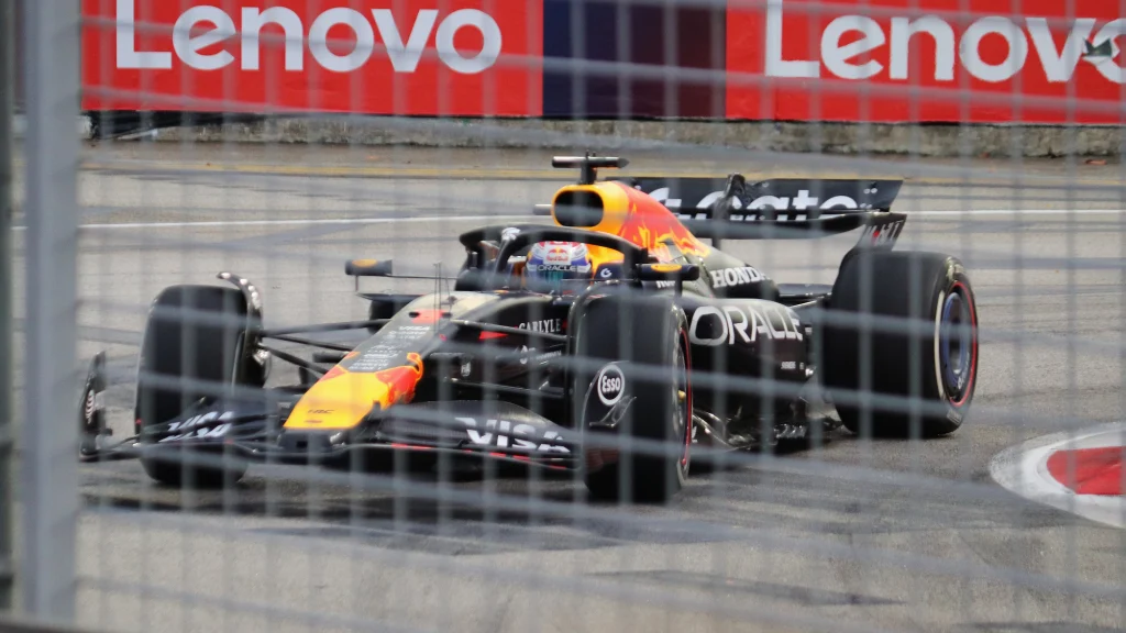 Max Verstappen con el buzo de Red Bull en el circuito callejero de Marina Bay durante un fin de semana del Gran Premio de Singapur.